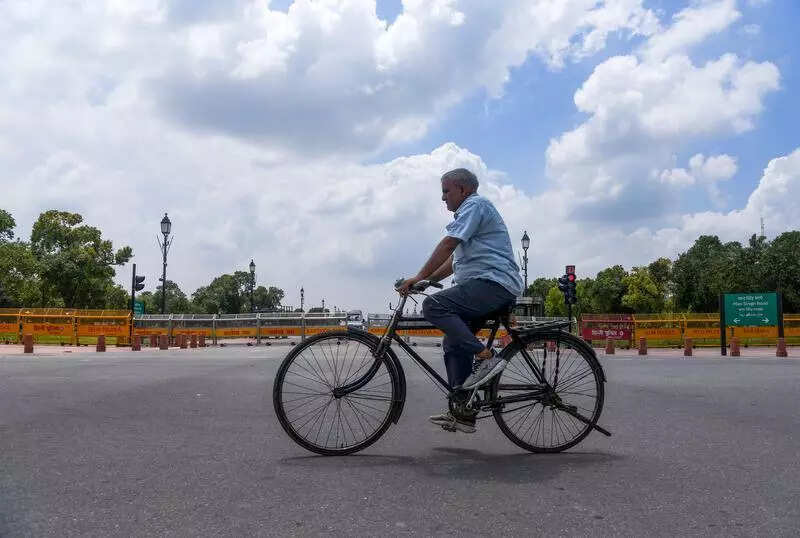 Delhi sees humid day, clear skies with light rain