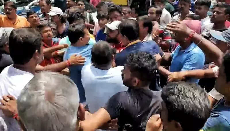 Garia-Jadavpur commuters caught in police-auto row