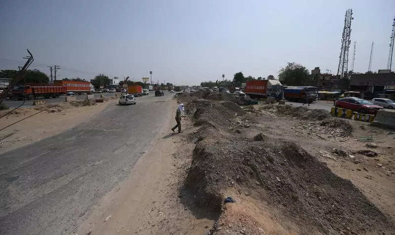 Cops flag potholes at Bilaspur Chowk, NHAI says tackle wrongside driving