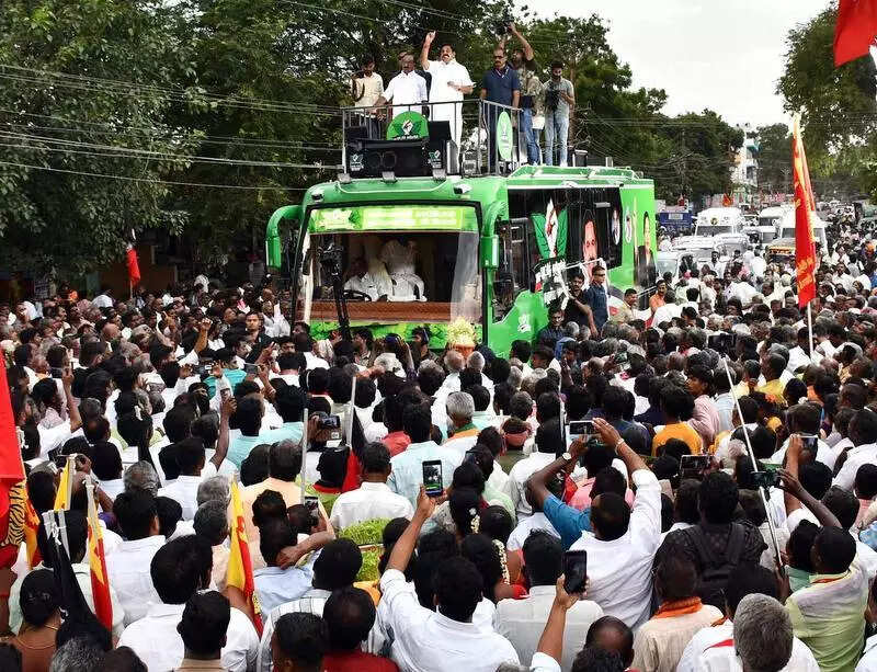 OPS men disrupt rally, EPS refuses to comment on Sengottaiyan