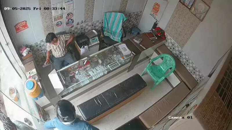 Nuh jeweller fights armed robbers at his shop, catches one of them
