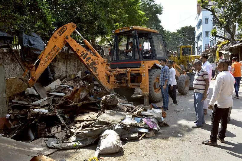 KP, KMC remove 60 C Kol shanties, stalls