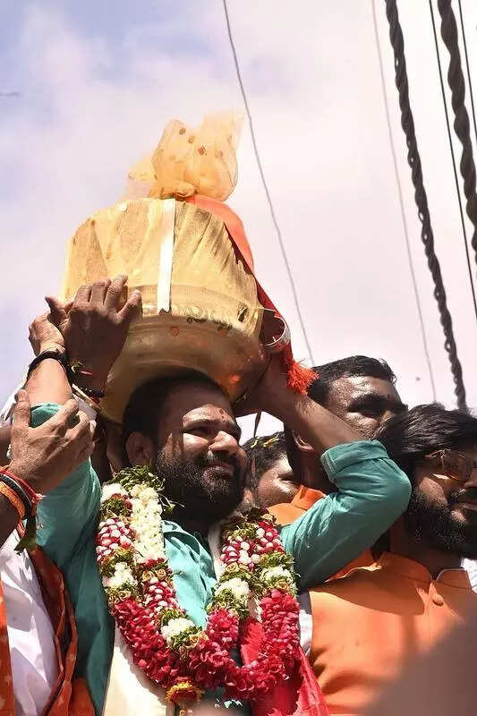 Balapur laddu sets new record at Rs 35 lakh