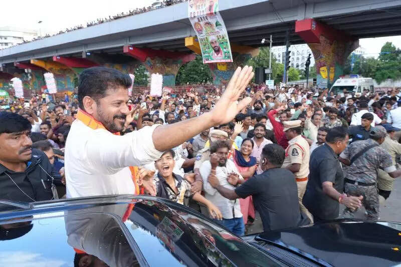 CM makes surprise visit to Hussain Sagar, reviews Ganesh immersion arrangements