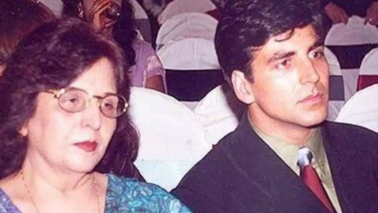 When Akshay gave first signing amount to his mother