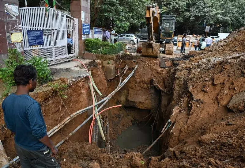 Sewage mixes with drinking water in VK, residents suffer