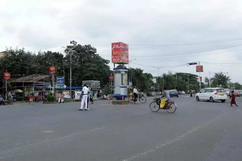 Gang of 15 bikers chases car on Bypass at night, bashes up two