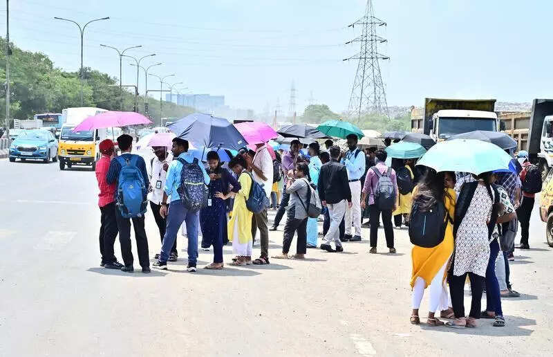 Chennai-One IT workers burn under sun to catch bus