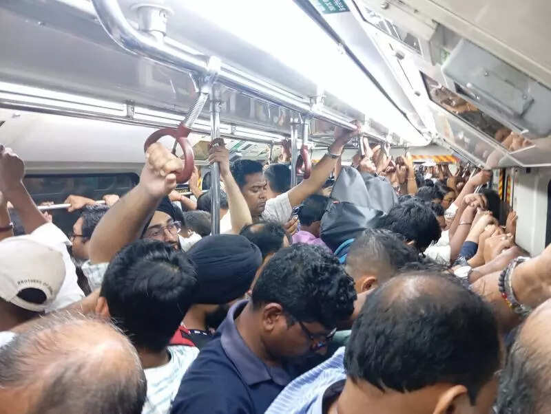 Snag at Dakshineswar stn hits ops for 80 mins