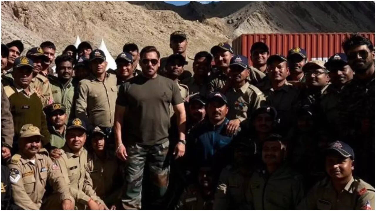 Battle of Galwan: Salman poses with soldiers in Ladakh