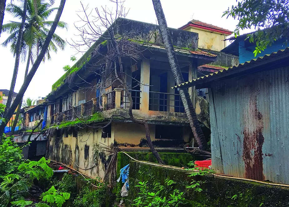 Ponda cloth sellers await allotment of new shops