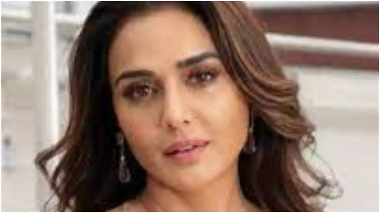 Preity gets angry at paparazzi for entering her building