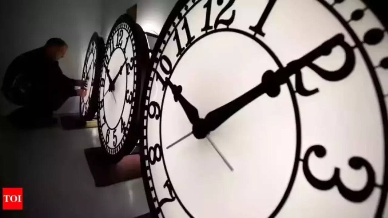 Daylight Saving Time: Change ends sooner than usual; when will the clocks fall back?