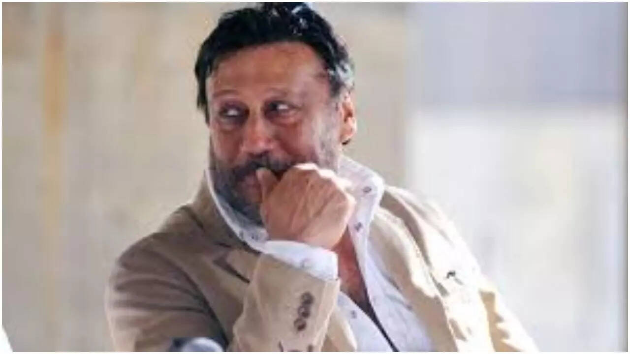Jackie Shroff loses patience with paparazzi flashing lights