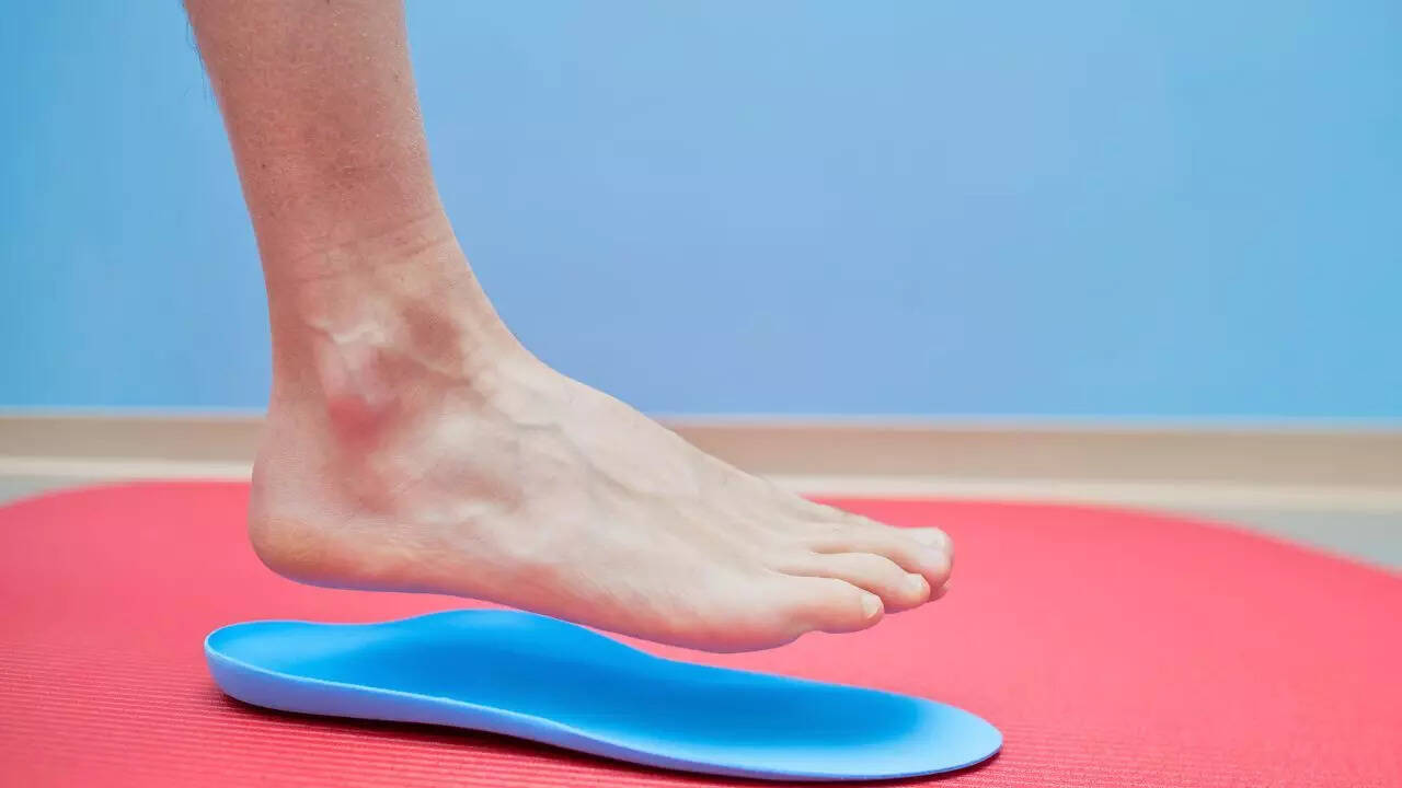 ​Shoe shape impacts posture and pain​. Credits: Canva