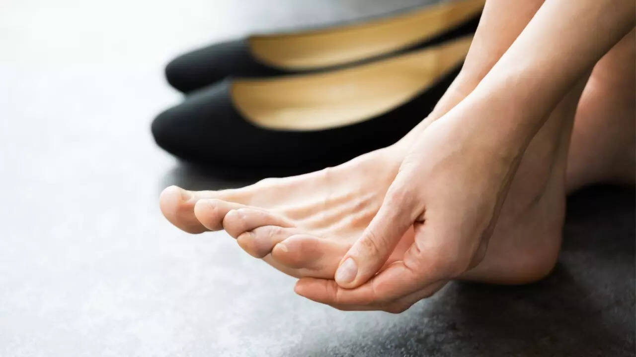 ​Shoe shape impacts posture and pain​. Credits: Canva