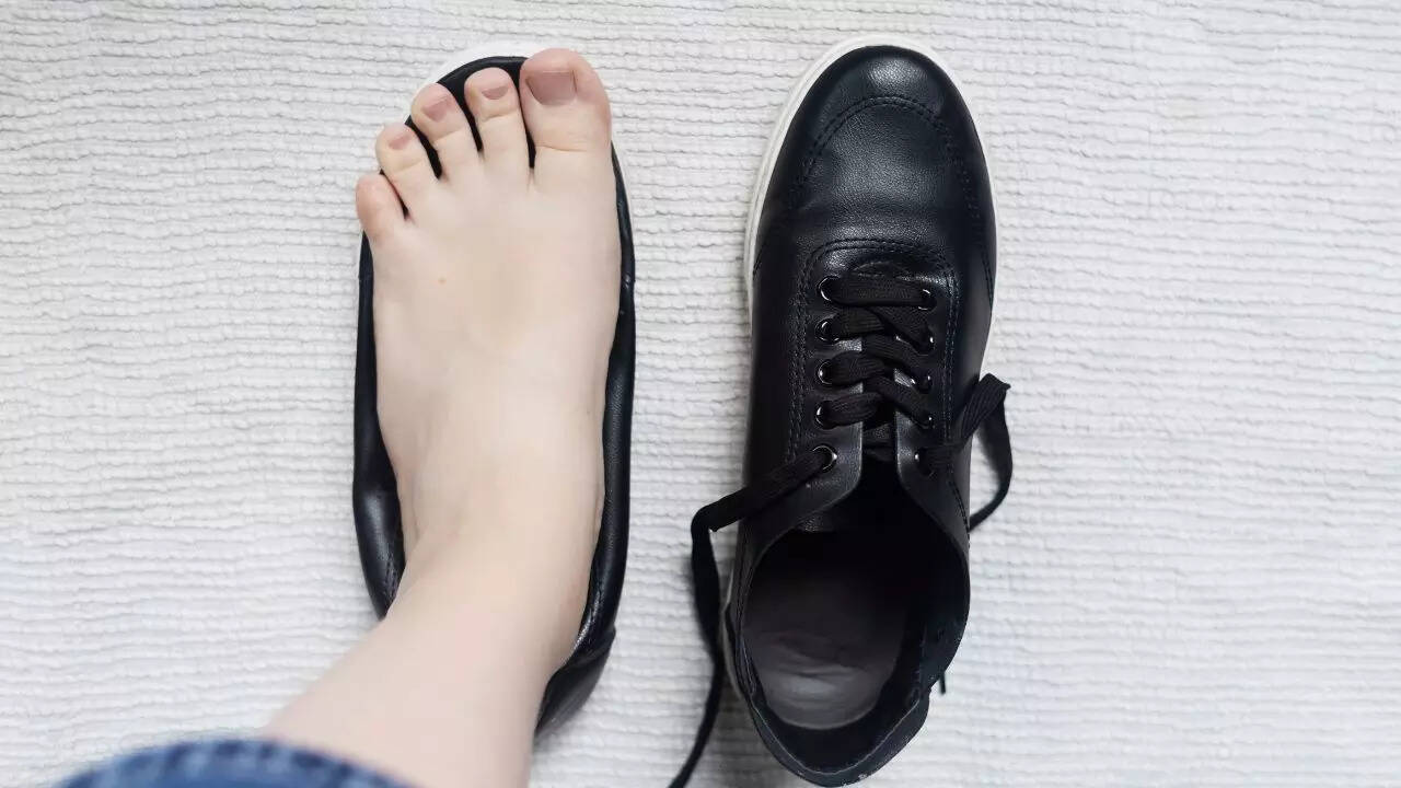 ​Shoe shape impacts posture and pain​. Credits: Canva