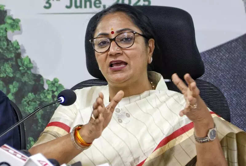 Rekha launches internship for youth