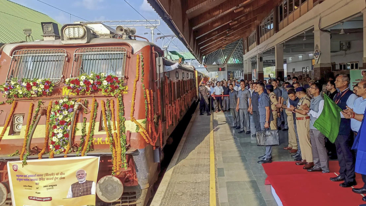 Parcel train with Kashmiri apples flagged off to Delhi; mandis protest Srinagar-Jammu highway closure