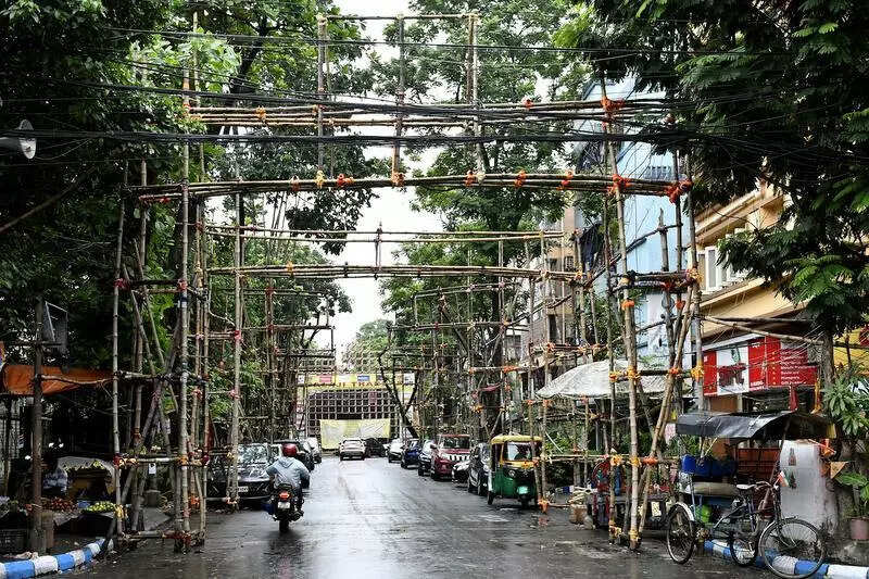 Durga Puja gate culture cashes in on ads but chokes Kolkata roads
