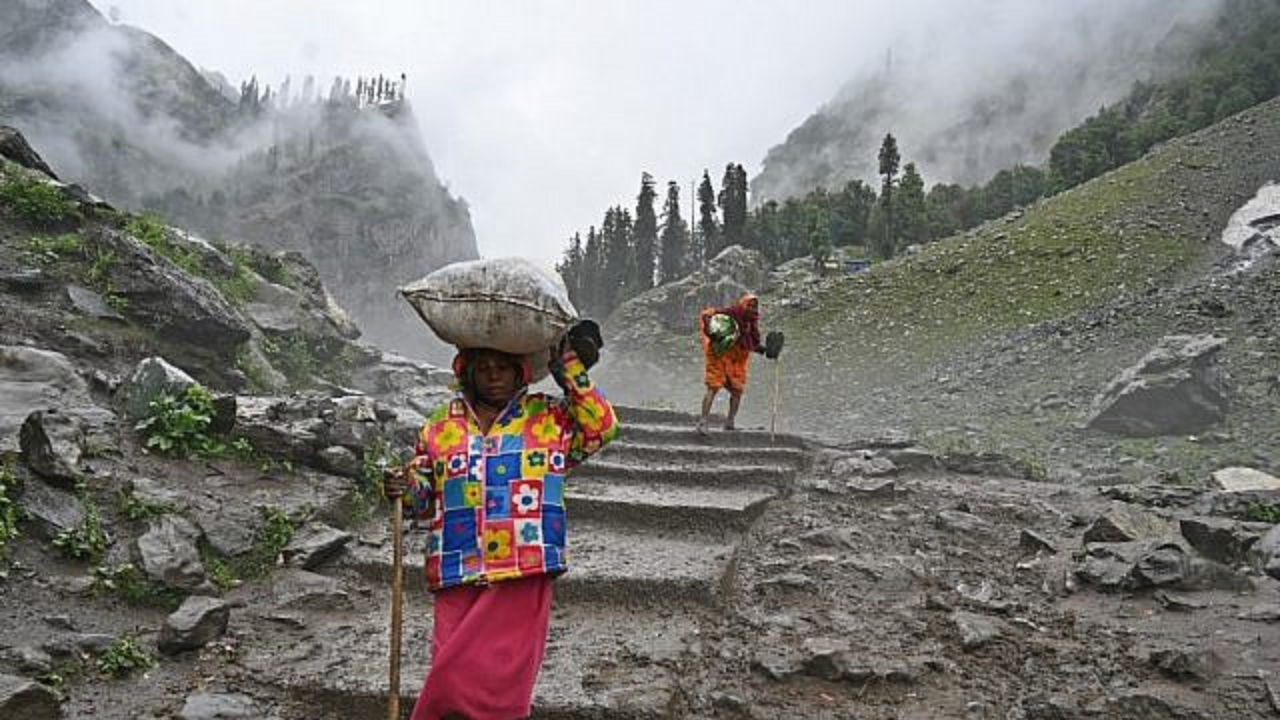 Political tempers rise in Kashmir over highway closure; netas allege conspiracy to choke Valley’s economy as fruit-landed trucks stranded