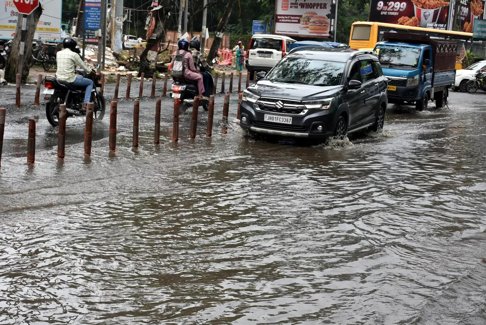Ranchi Commuters Face Traffic Chaos Due to Heavy Rain and Potholes