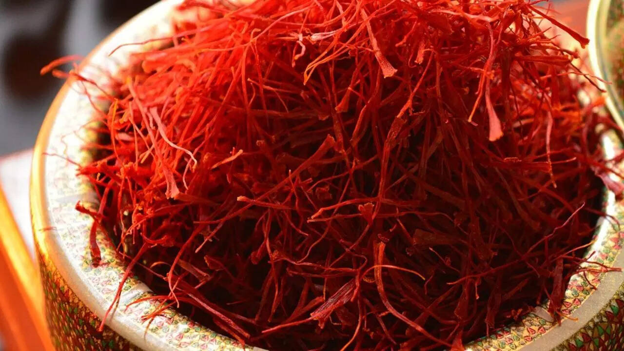 Saffron for glowing skin: Natural DIY remedies for brightness, scars, and pigmentation