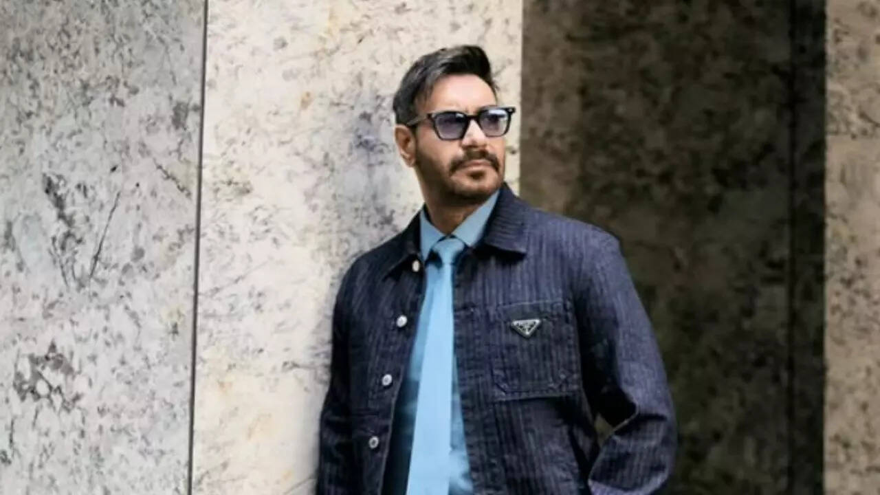 When fans threw coins during 'Phool Aur Kaante' premeire; Ajay framed it