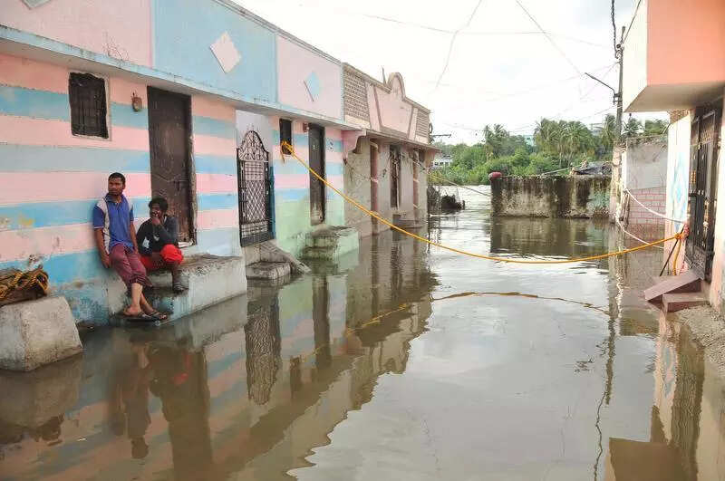 Basti dwellers struggle as rains push lakes into their homes in Hyderabad