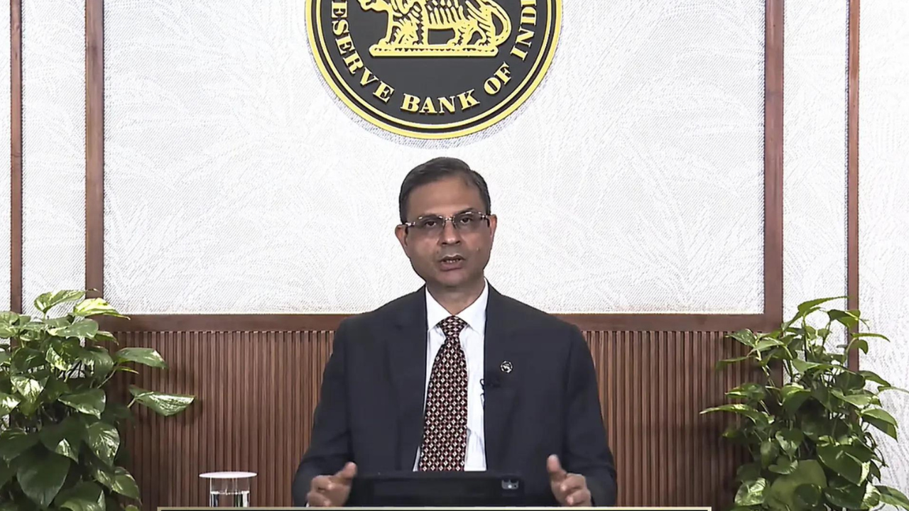 RBI governor tells CCIL to 'look beyond' rupee-dollar trades