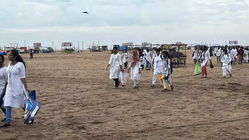 860kg waste cleared from beaches in city