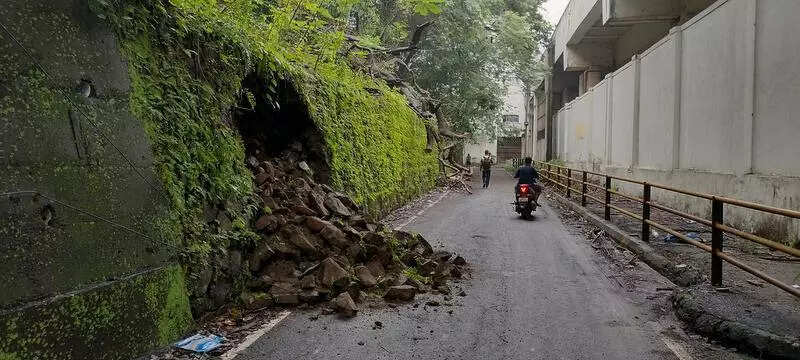 Citizens Forum seek urgent repair of wall near Belapur station