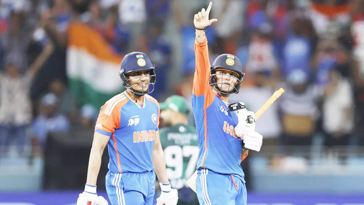 IND vs PAK LIVE: Kuldeep Yadav puts down simple catch, tension rises in Dubai