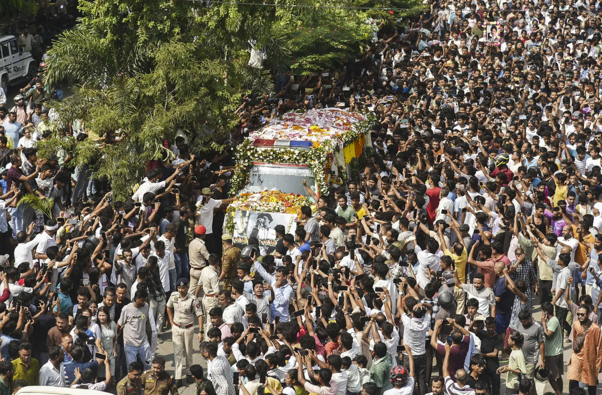 Fans hustle on trains to get hero’s glimpse