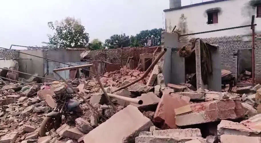 1 dead, 5 injured in blast at illegal cracker storage unit