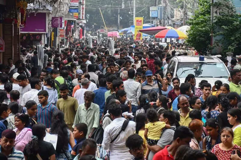 Sunny side up, Kolkata shoppers scramble to stalls & malls for final picks on last Sun before puja