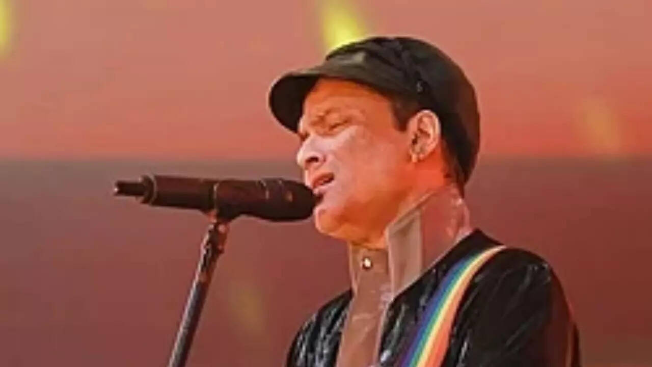 Zubeen's wife Garima Saikia breaks down during last rites