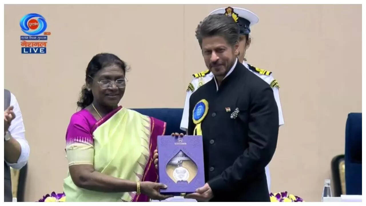 SRK takes a bow as he receives National Award - WATCH