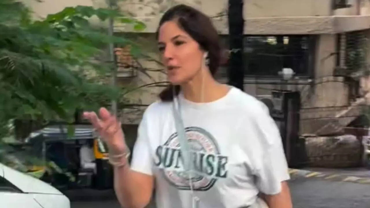 Aamir Khan’s girlfriend Gauri Spratt gets irritated by paps