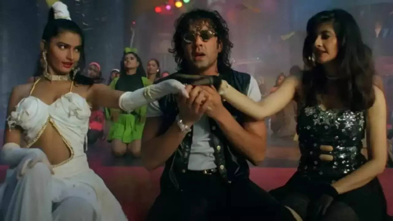 Who is Duniya Haseeno Ka Mela girl replaced by Mona Singh?