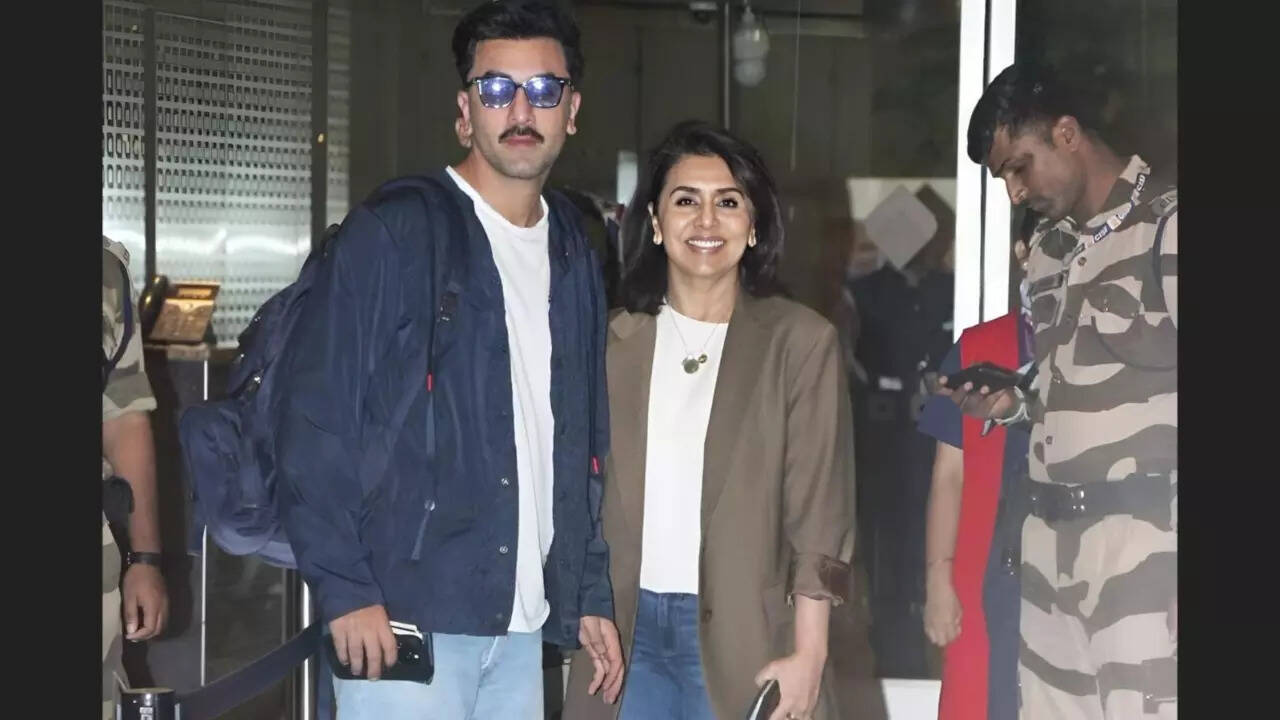 Ranbir makes a stylish appearance with mom Neetu