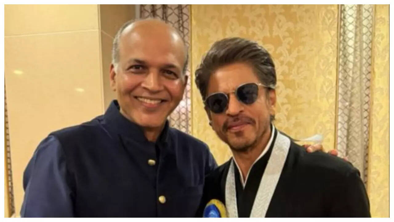 Ashutosh Gowariker congratulates SRK on his National Award win