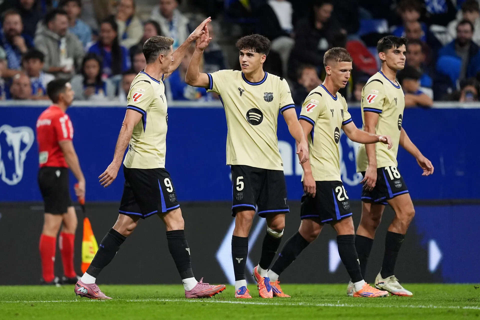 Lewandowski shines as Barcelona overturn Oviedo to stay close to Real Madrid