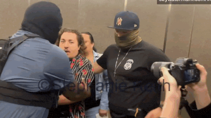 Federal agents shove reporters at NYC immigration court - video