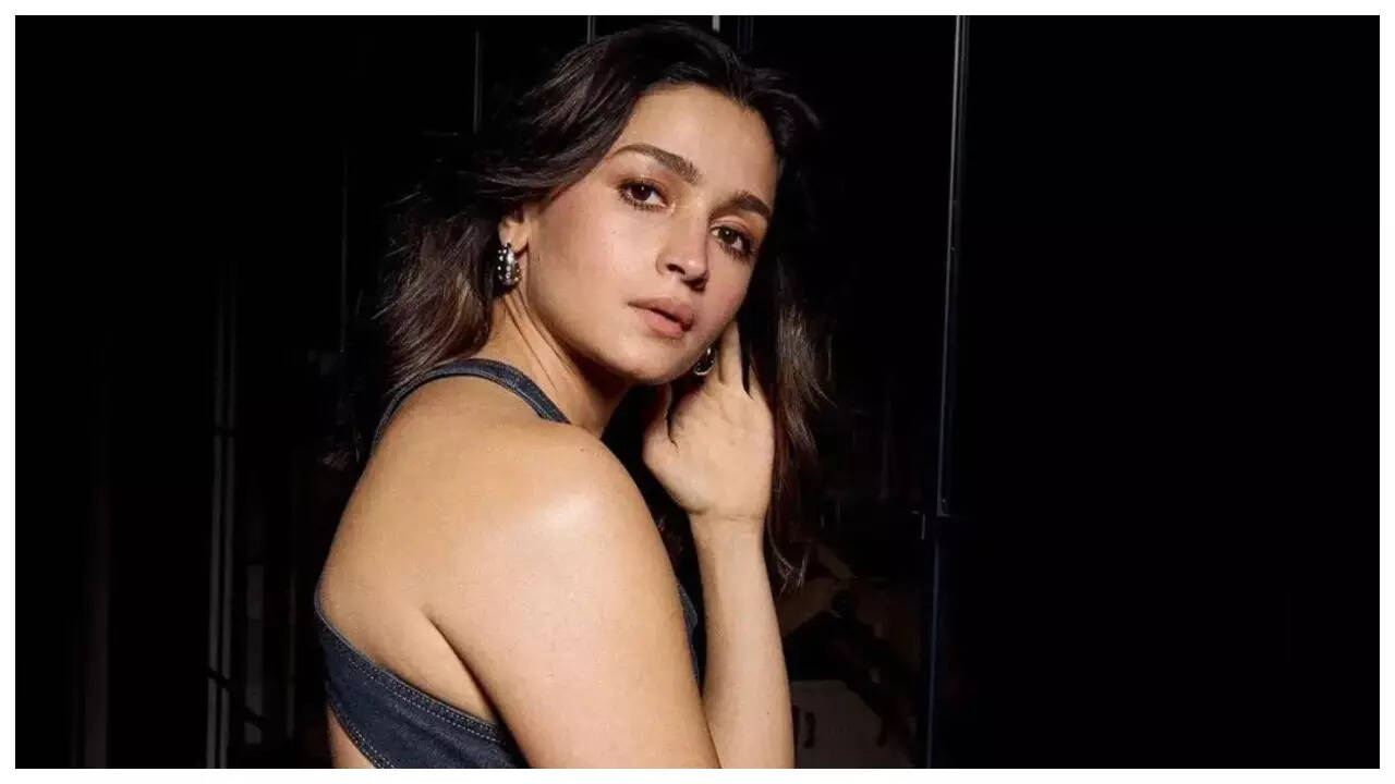 Alia dodges questions about her exes on Kajol-Twinkle's chat show