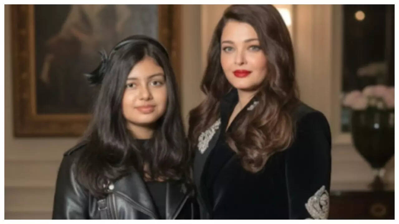 Aaradhya Bachchan joins mom Aishwarya Rai Bachchan backstage in Paris; photos and videos go viral – WATCH