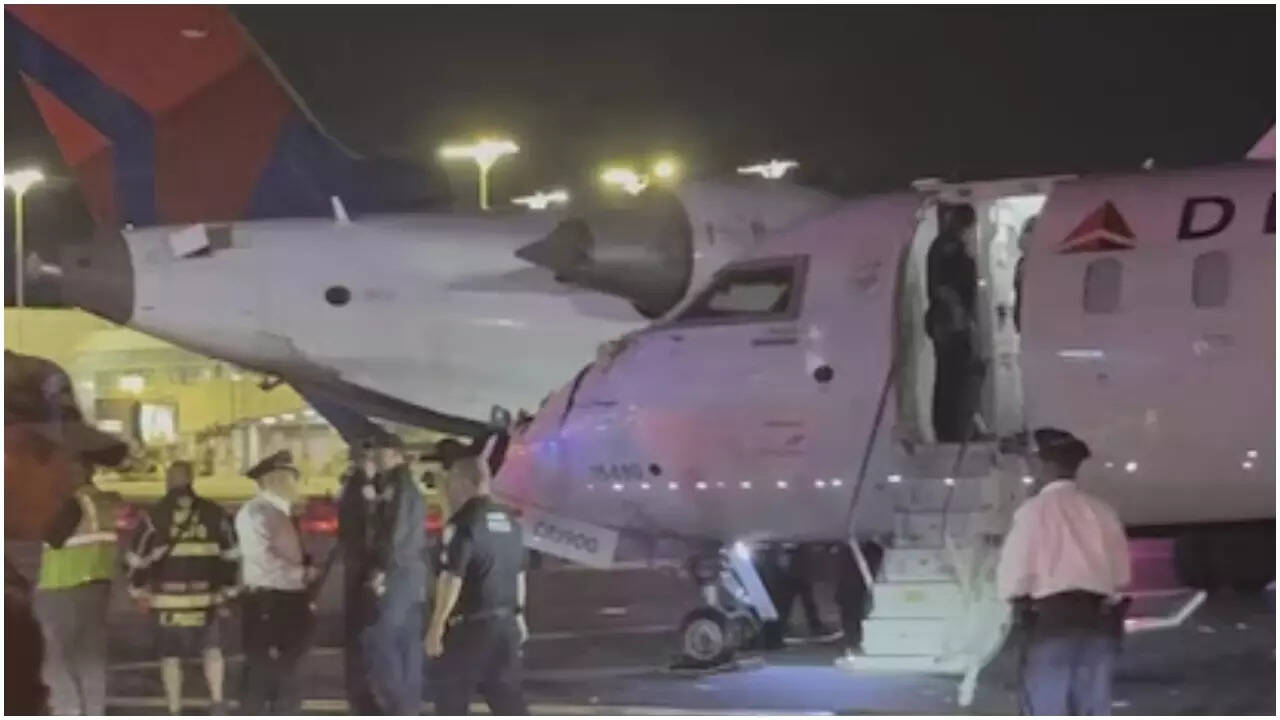 Two Delta planes collide while taxiing at LaGuardia Airport in New York; wing of one plane detached - Video