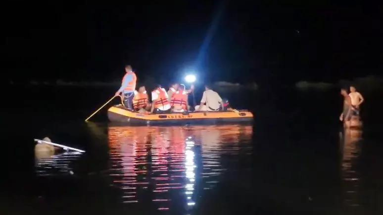 Lost balance: How a single misstep turned fatal during Durga idol immersion in MP; 11 dead