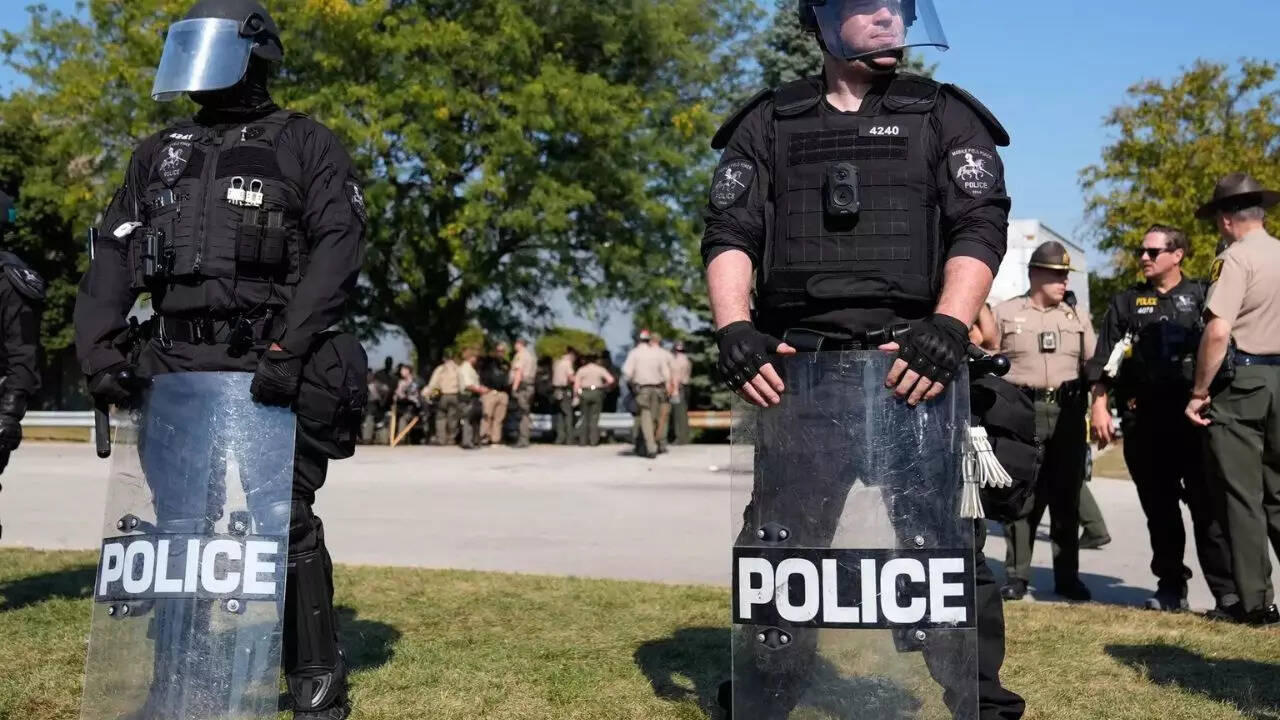 Tension in Chicago: Federal agents shoot woman, claiming they were 'boxed in' by 10 cars; she was an armed threat