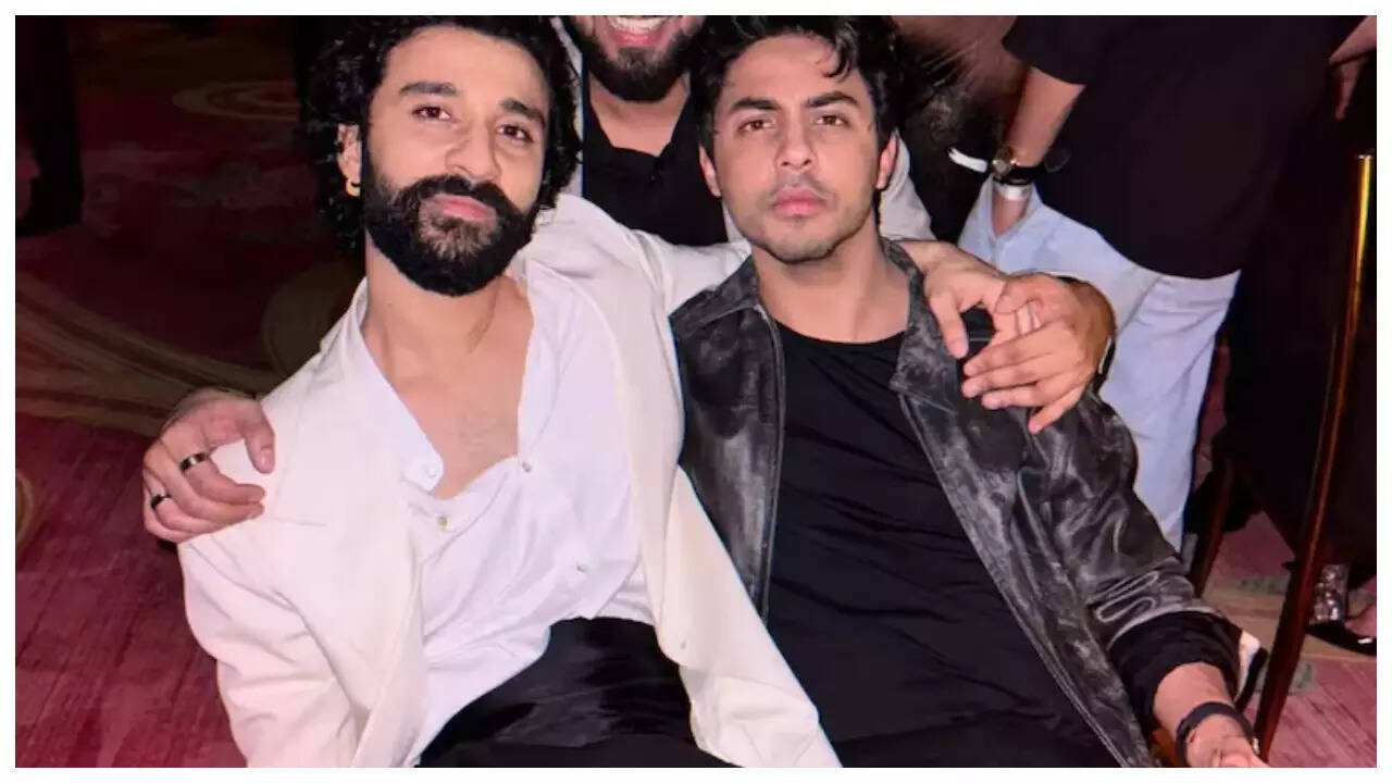 Raghav says Aryan behaves sanskari in front of mothers